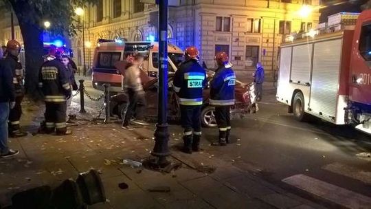 Kierowca skosił słupki na ul. Narutowicza