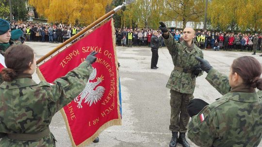 XIV LO w Lublinie: ślubowanie uczniów klas pierwszych z ceremoniałem wojskowym XIV LO w Lublinie: ślubowanie uczniów klas pierwszych z ceremoniałem wojskowym