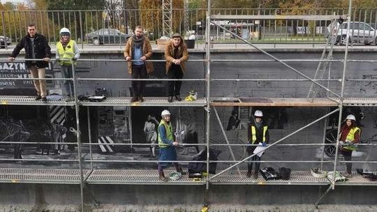 Lublin: Mural z przedwojennych zdjęć powstaje koło Tarasów Zamkowych 