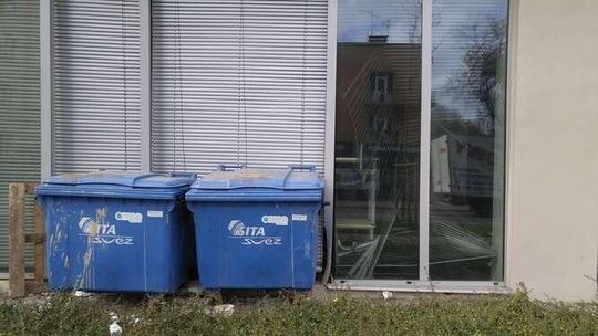 Kierowca wjechał w budynek UMCS