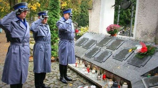 Policjanci złożyli hołd zmarłym funkcjonariuszom