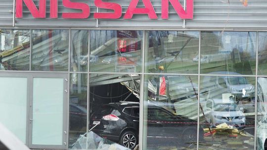 Zawaliła się część dachu na salonie samochodowym Nissana