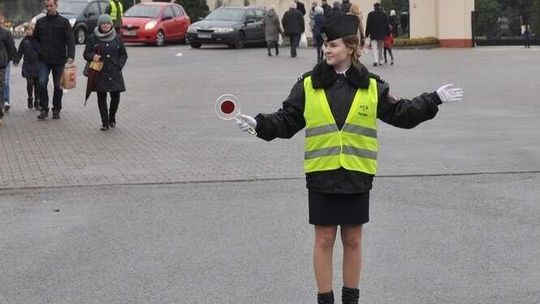 Młodzi mundurowi z Puław pomagali przy cmentarzach