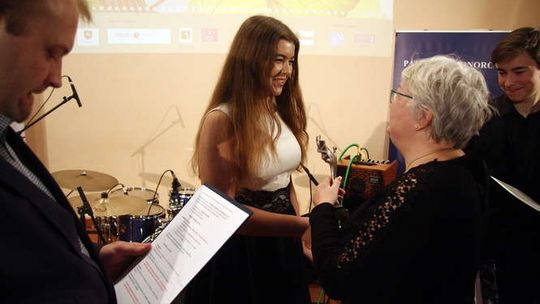 VII Jesienny Konkurs Poezji Śpiewanej Na strunach poezji śpiewanej VII Jesienny Konkurs Poezji Śpiewanej Na strunach poezji śpiewanej