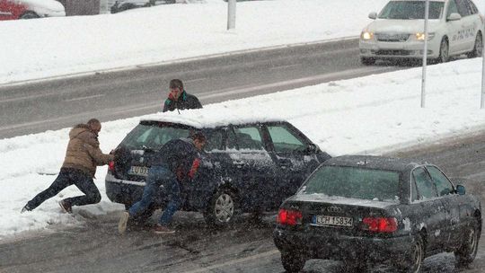 Zima w Lublinie: kłopoty kierowców na ul. Węglarza