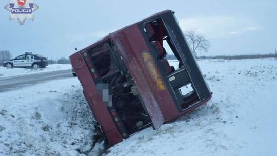 Autokar wpadł do rowu Autokar wpadł do rowu