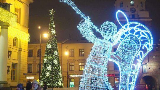Dziś rozbłysły lampki na ratuszowej choince i świateczna iluminacja deptaka 