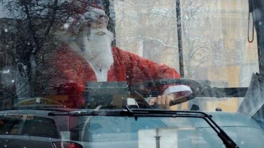 Święty Mikołaj za kierownicą autobusu