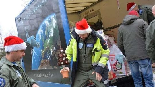 Załoga samolotu AWACS w roli Mikołajów w Lublinie