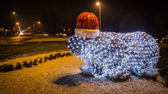 Chełm: Świecący miś na rondzie