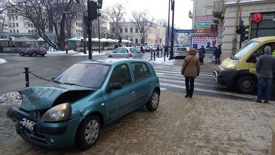 Kolizja na skrzyżowaniu ul. Chopina i Krakowskie Przedmieście