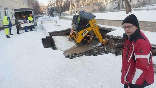 Ziemia zapadła się pod koparką