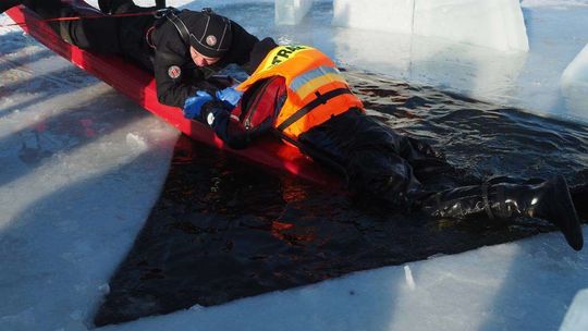 Groźny kruchy lód: pokaz strażaków