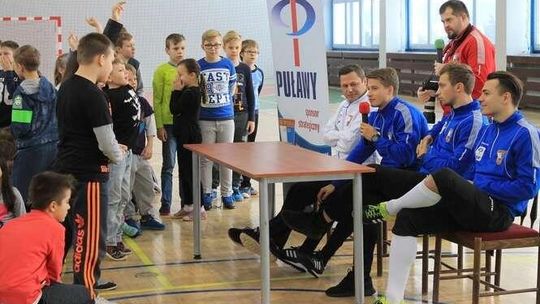 Piłkarze Wisły Puławy w szkole Piłkarze Wisły Puławy w szkole