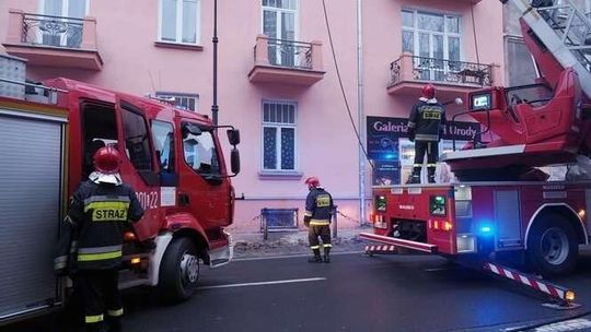 Ul. Narutowicza: Pożar sadzy w kominie kamienicy