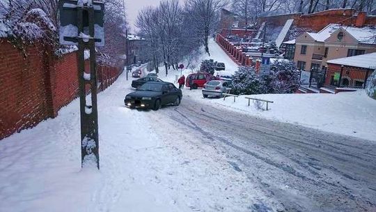 Samochody ślizgają się na ul. Dolnej Panny Marii