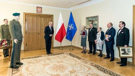 Insygnia generalskie Jana Karskiego wręczone rodzinie bohatera