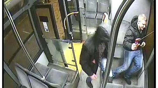 Zniszczył młotkiem szybę w autobusie