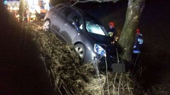 Suszów: Kierowca rozbił auto na drzewie i zginął