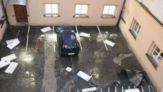 Uszkodzony dach na Urzędzie Wojewódzkim w Lublinie