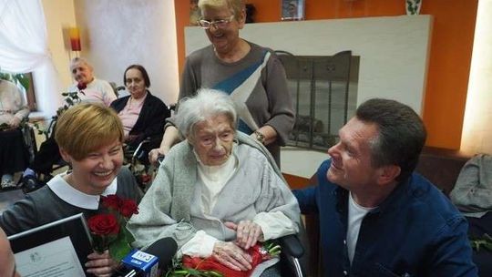 Medal dla najstarszej Polki z okazji Dnia Kobiet Medal dla najstarszej Polki z okazji Dnia Kobiet