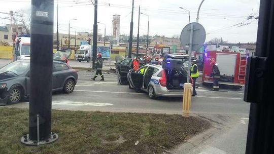 Lublin: Zderzenie volvo i renault. Kto wjechał na czerwonym?