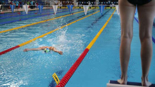 Zawody pływackie policjantów