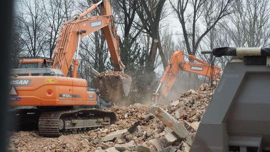 Burzenie dawnej drożdżowni przy ul. Kunickiego