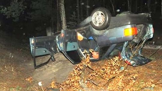 Wracali po pijanemu, uderzyli w drzewo i dachowali