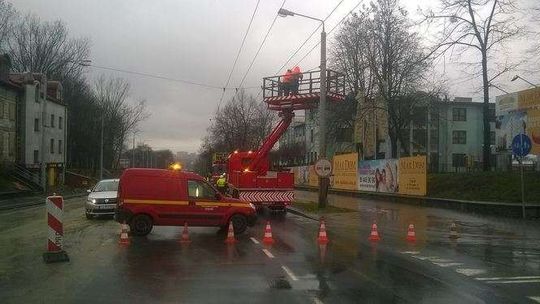 Droga Męczenników Majdanka: Latarnia przechyliła się na ulicę