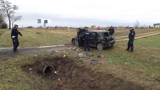 Łukówiec:  Czołowe zderzenie dwóch aut i dachowanie