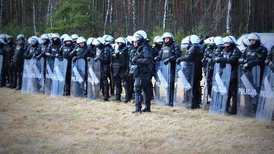 Ćwiczenia policjantów na poligonie