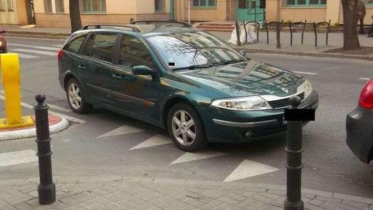 Zaparkowała na środku skrzyżowania i poszła Zaparkowała na środku skrzyżowania i poszła