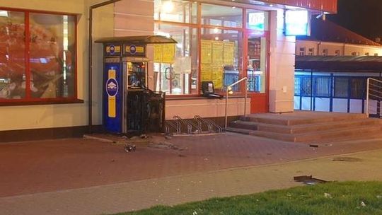 Wysadzili bankomat, uciekając spalili samochód