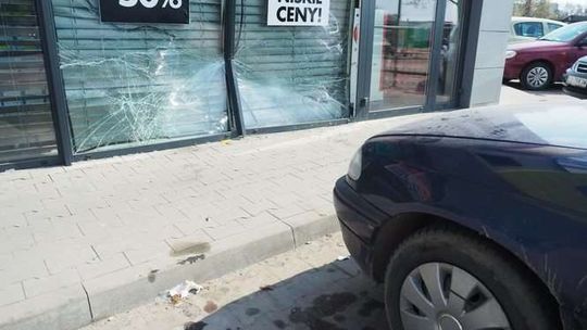 Lublin: Wjechała samochodem w sklep Biedronka (zdjęcia)