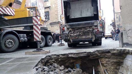 Zapadnięta droga na Starym Mieście. Śmieciarka wpadła w dziurę