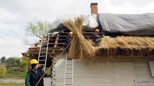 Nowe dachy w skansenie