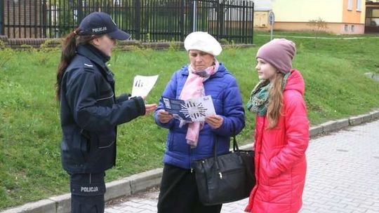 Policja wdraża aplikację Moja Komenda. Funkcjonariusze rozdają ulotki