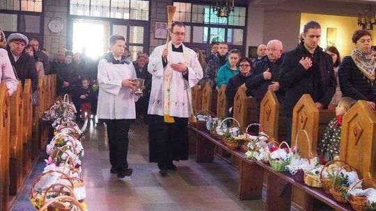 Święcenie pokarmów w kościele Św. Maksymiliana Kolbego