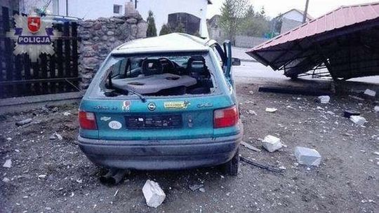 Pawłowice: pijany kierowca wjechał w przystanek Pawłowice: pijany kierowca wjechał w przystanek