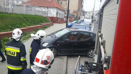 Strażacy rozcięli blokadę na kole założoną przez straż miejską Strażacy rozcięli blokadę na kole założoną przez straż miejską