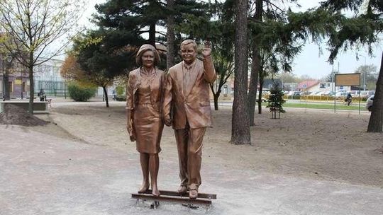 Pomnik Marii i Lecha Kaczyńskich w Białej Podlaskiej