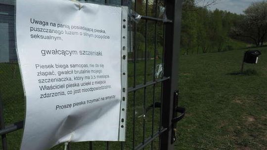 Nietypowa kartka przy psim wybiegu