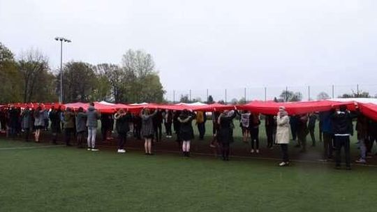 Uczniowie z Puław uszyli ogromną flagę