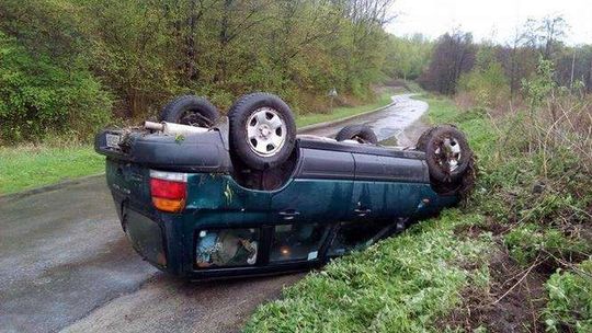 Wypadek w Celejowie. Samochód dachował