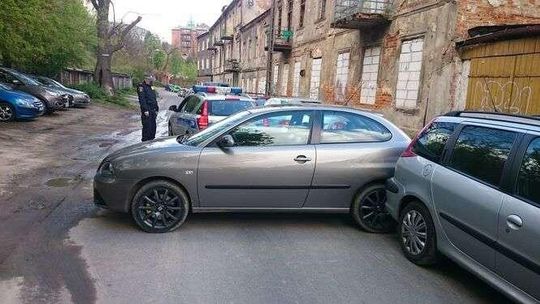 Nie zaciągnęła ręcznego? Seat stoczył się na ulicę