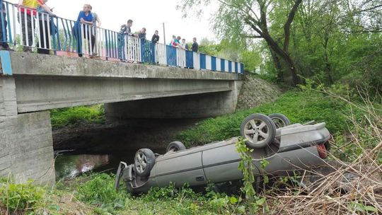 Pliszczyn: samochód spadł z mostu i dachował
