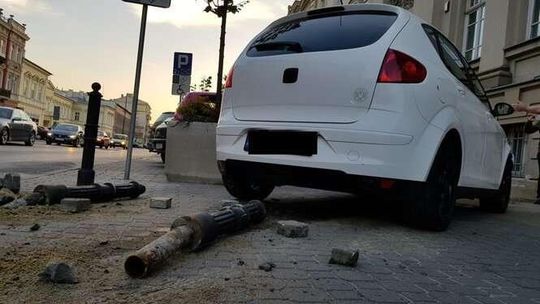 Kobieta wjechała w bank przy Krakowskim Przedmieściu