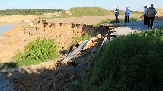 Osuwisko w okolicach kopalni piachu, w pobliżu miejscowości Zastawie 