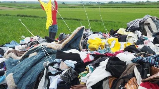 Ktoś wyrzucił ubrania w polu